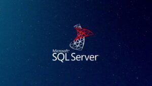 لوگوی مایکروسافت SQL سرور در پس‌زمینه شب